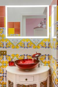 索倫托的住宿－B&B Al Mare Sorrento，一间带红色水槽和镜子的浴室