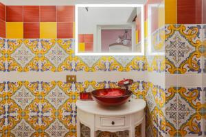 索倫托的住宿－B&B Al Mare Sorrento，一间带水槽和镜子的浴室