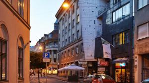 una calle de la ciudad con edificios y un semáforo en Irundo Downtown Apartments, en Zagreb