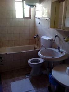 bagno con servizi igienici bianchi e lavandino di Pansion Mimoza a Herceg-Novi