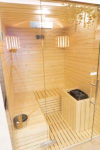 una sauna de madera con un banco en el medio en B&B Fabiola, en Pompeya
