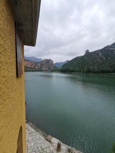 vistas a un río con montañas en el fondo en Lo Raconet, en Sant Llorenç de Montgai