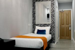 Ένα ή περισσότερα κρεβάτια σε δωμάτιο στο NOX Lancaster Gate