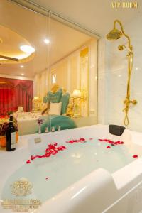 Postel nebo postele na pokoji v ubytování King's Hotel Dịch Vọng