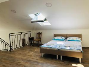 sypialnia z łóżkiem i świetlikiem w obiekcie Apartment Andreja, Opatija city center w mieście Opatija