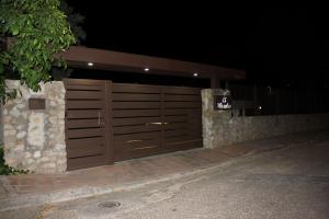 a garage with a wooden gate at night at Apartamentos Rurales El Mirador in Córdoba