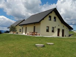 una casa con una mesa de picnic delante de ella en Domki pod Beskidem, en Jaworzynka