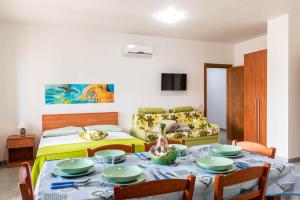 Camera con tavolo da pranzo e letto di Residence Catona a Otranto