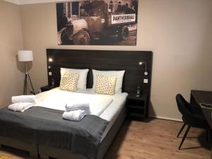A bed or beds in a room at Hotel Brauhof Wien