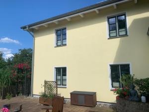 a yellow house with a bench in front of it at Ferienwohnung bei Kappeln an der Schlei in Kappeln