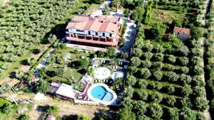 an aerial view of a house with a swimming pool at Residence Ristorante Baobab in Controguerra