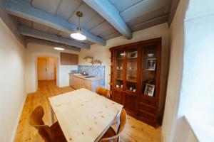 Η κουζίνα ή μικρή κουζίνα στο Apartmány Rodný dom Deža Hoffmanna +18 φωτογραφίες