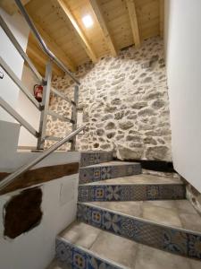 um conjunto de escadas com uma parede de pedra em The Little Caravia em Caravia