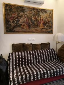 Ce lit se trouve dans un dortoir orné d'une peinture murale. dans l'établissement Felikshouse, à Rome