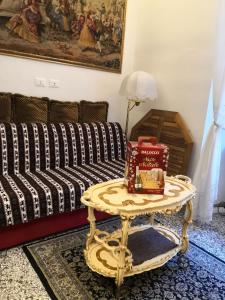 - un salon avec un canapé et une table dans l'établissement Felikshouse, à Rome