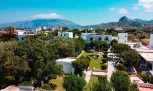 z góry widok na miasto z drzewami i budynkami w obiekcie SKYROS AVRA Residences w mieście Skiros