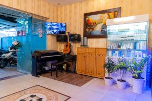 Aqua Long Son Hotel في مدينة هوشي منه: غرفة بها محل لبيع البيانو والغيتار