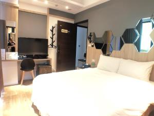 A television and/or entertainment centre at 陽光空氣水海景電梯民宿 Sunshine Air Water Sea View Homestay