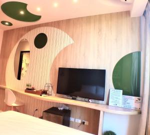 A television and/or entertainment centre at 陽光空氣水海景電梯民宿 Sunshine Air Water Sea View Homestay