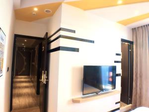 A television and/or entertainment centre at 陽光空氣水海景電梯民宿 Sunshine Air Water Sea View Homestay