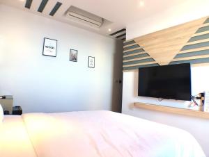A television and/or entertainment centre at 陽光空氣水海景電梯民宿 Sunshine Air Water Sea View Homestay