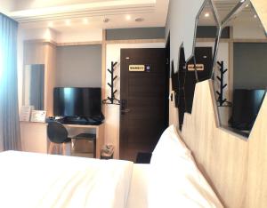 A television and/or entertainment centre at 陽光空氣水海景電梯民宿 Sunshine Air Water Sea View Homestay
