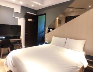 A bed or beds in a room at 陽光空氣水海景電梯民宿 Sunshine Air Water Sea View Homestay