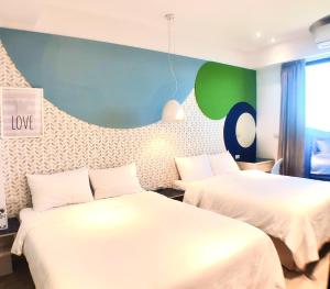 A bed or beds in a room at 陽光空氣水海景電梯民宿 Sunshine Air Water Sea View Homestay