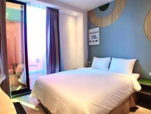 A bed or beds in a room at 陽光空氣水海景電梯民宿 Sunshine Air Water Sea View Homestay