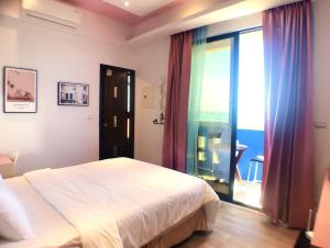 A bed or beds in a room at 陽光空氣水海景電梯民宿 Sunshine Air Water Sea View Homestay
