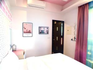 A bed or beds in a room at 陽光空氣水海景電梯民宿 Sunshine Air Water Sea View Homestay