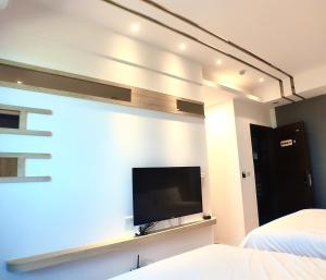 A television and/or entertainment centre at 陽光空氣水海景電梯民宿 Sunshine Air Water Sea View Homestay