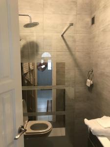 a bathroom with a toilet and a glass shower at Casa Linda in Rojales