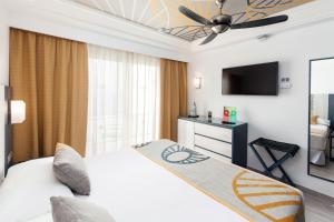 Postel nebo postele na pokoji v ubytování Hotel Riu Vistamar Gran Canaria - All Inclusive
