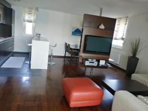 ein Wohnzimmer mit Couch und Fernseher in der Unterkunft Maria's in Biograd na Moru