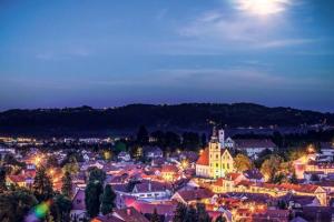 Výhľad na mesto Otruševec alebo výhľad na mesto priamo z dovolenkového domu