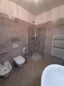 een badkamer met een douche, een toilet en een wastafel bij Appartamento DELUXE 2 con vasca idromassaggio vista Lago di Garda, riscaldata, privata e utilizzabile tutto l'anno in Brenzone sul Garda