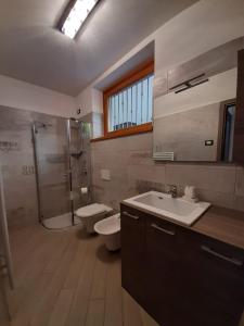 łazienka z umywalką, toaletą i prysznicem w obiekcie BMP APARTMENT DELUXE 2 JACUZZI RISCALDATA PRIVATA vista Lago di Garda w Brenzone sul Garda +37 zdjęć