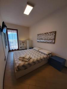 sypialnia z dużym łóżkiem w pokoju w obiekcie BMP APARTMENT DELUXE 2 JACUZZI RISCALDATA PRIVATA vista Lago di Garda w Brenzone sul Garda