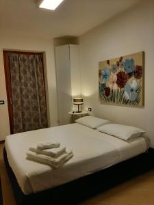 sypialnia z łóżkiem i dwoma ręcznikami na nim w obiekcie BMP APARTMENT DELUXE 2 JACUZZI RISCALDATA PRIVATA vista Lago di Garda w Brenzone sul Garda