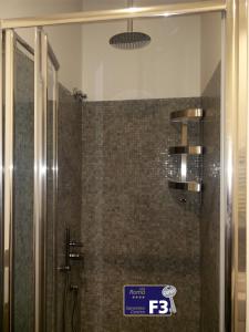 eine Dusche im Bad mit einem Schild auf dem Glas in der Unterkunft Carlo's BCF3 - Sanremo Centro: my Suites in Sanremo