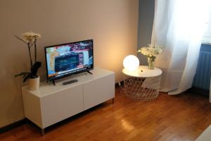ein Wohnzimmer mit einem TV auf einem weißen Schrank in der Unterkunft Carlo's BCF3 - Sanremo Centro: my Suites in Sanremo