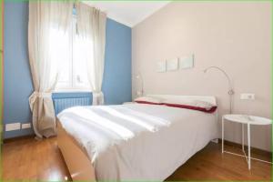 ein Schlafzimmer mit einem großen weißen Bett und einem Fenster in der Unterkunft Carlo's BCF3 - Sanremo Centro: my Suites in Sanremo