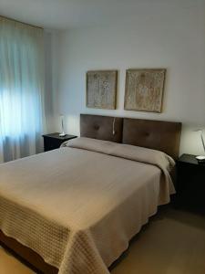 Posteľ alebo postele v izbe v ubytovaní BMP APARTMENT GIOIOSA 1 terrazza vista Lago