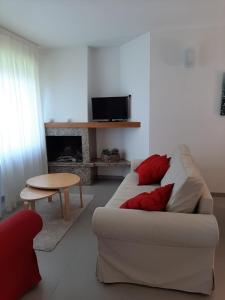 Televízia a/alebo spoločenská miestnosť v ubytovaní BMP APARTMENT GIOIOSA 1 terrazza vista Lago