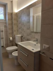 Kúpeľňa v ubytovaní BMP APARTMENT GIOIOSA 1 terrazza vista Lago