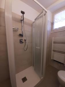 Kúpeľňa v ubytovaní BMP APARTMENT GIOIOSA 1 terrazza vista Lago + 37 fotografií