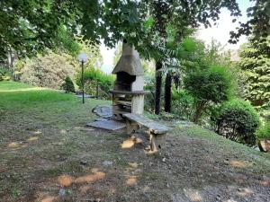 Vonkajšia záhrada v ubytovaní BMP APARTMENT GIOIOSA 1 terrazza vista Lago