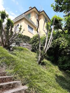 Vonkajšia záhrada v ubytovaní BMP APARTMENT GIOIOSA 1 terrazza vista Lago