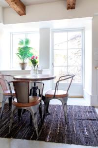 a dining room with a table and chairs and a window at Visby City Apartments S:t Hansgatan in Visby